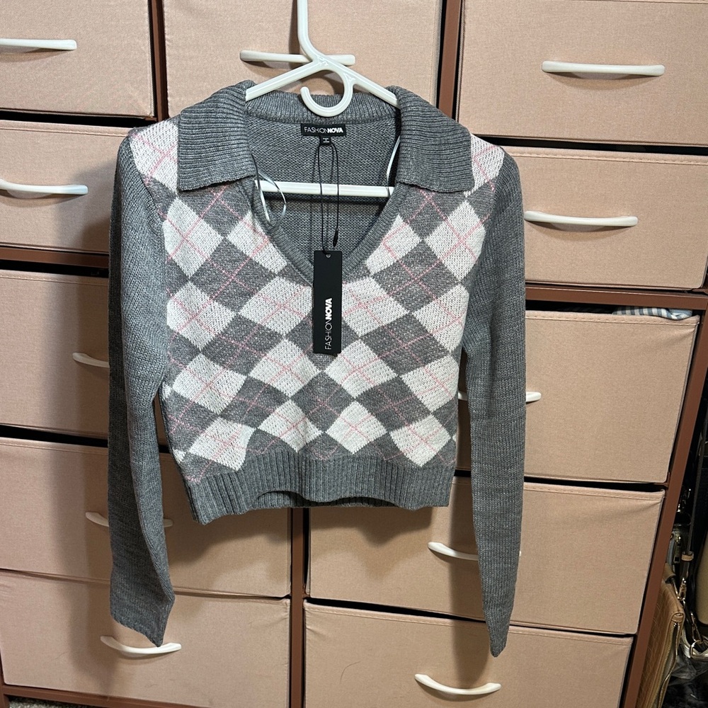 Vero Moda Gray and Pink Argyle V-Neck Sweater